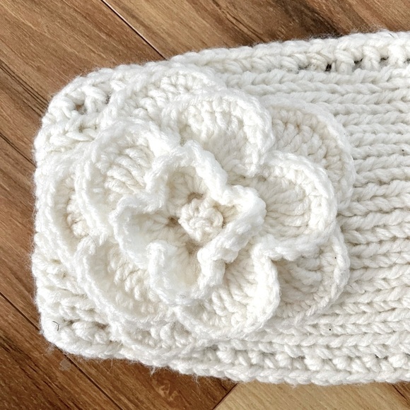 White knit winter headband, onesize, knitted flower, snowwhite, ski, skatting - Picture 3 of 3